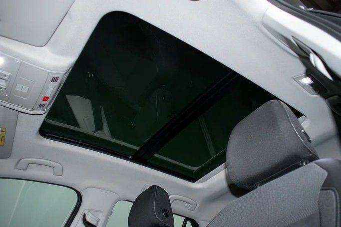 Подержанный Volkswagen T-Roc I Рестайлинг, 1.5 л, 2022 в Дубае от AG Motors Белый цвет. GCC | AUTO.AE