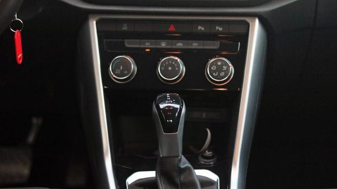 Used Volkswagen T-Roc I Facelift, 1.5 l, 2024 in Dubai by Cariva Used Cars , White color. GCC Specs | AUTO.AE