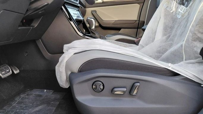 Новый Volkswagen T-Roc I Рестайлинг, 1.5 л, 2025 в Дубае от World Center Motors FZE Белый цвет. Китайская | AUTO.AE