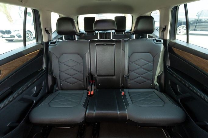 Used Volkswagen Teramont I Facelift, 2.0 l, 2024 in Dubai by Linda Cars, Grey color. GCC Specs | AUTO.AE
