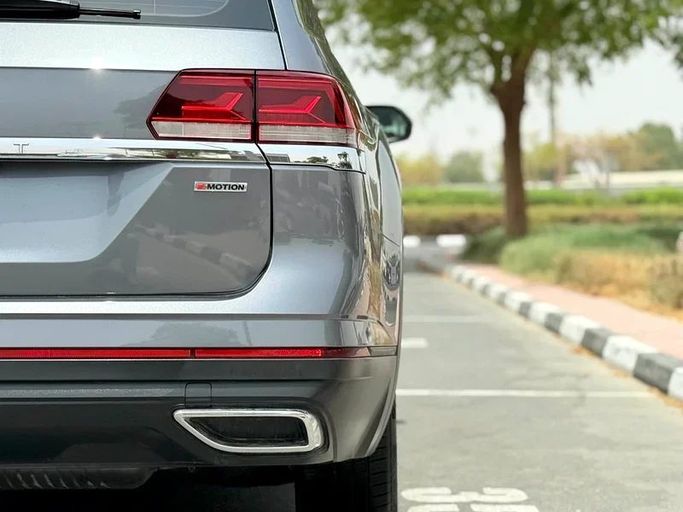 Подержанный Volkswagen Teramont I Рестайлинг, 2.0 л, 2022 в Дубае от Alta Class Motors Серый цвет. GCC | AUTO.AE