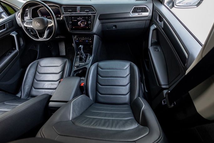 Подержанный Volkswagen Tiguan II Рестайлинг, 2.0 л, 2022 в Дубае от Linda Cars Серый цвет. GCC | AUTO.AE