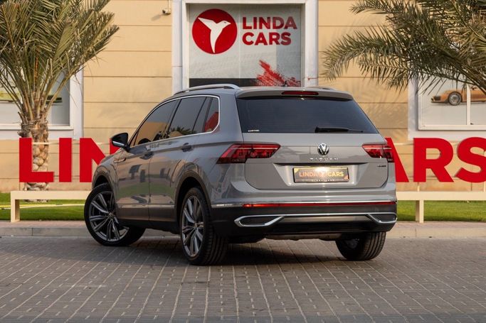 Подержанный Volkswagen Tiguan II Рестайлинг, 2.0 л, 2022 в Дубае от Linda Cars Серый цвет. GCC | AUTO.AE