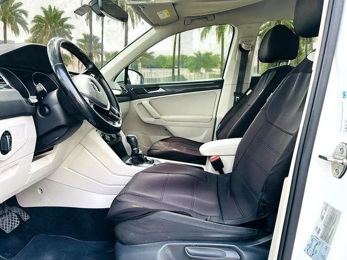 Подержанный Volkswagen Tiguan II (China Market), 2.0 л, 2018 в Дубае от Andaleeb Cars Белый цвет. GCC | AUTO.AE