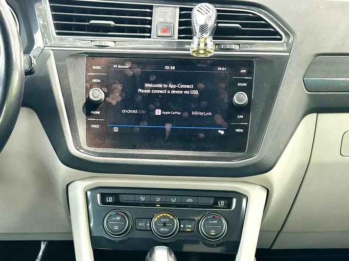 Подержанный Volkswagen Tiguan II (China Market), 2.0 л, 2018 в Дубае от Andaleeb Cars Белый цвет. GCC | AUTO.AE