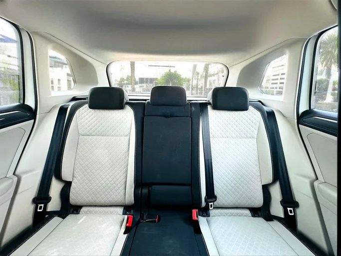 Подержанный Volkswagen Tiguan II (China Market), 2.0 л, 2018 в Дубае от Andaleeb Cars Белый цвет. GCC | AUTO.AE