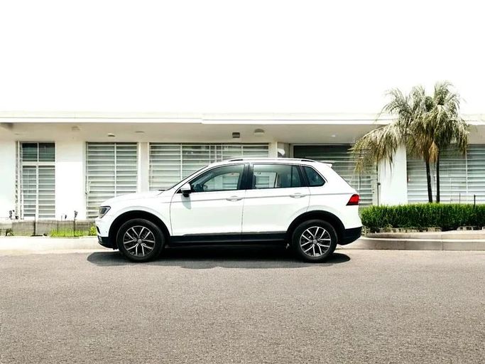 Подержанный Volkswagen Tiguan II (China Market), 2.0 л, 2018 в Дубае от Andaleeb Cars Белый цвет. GCC | AUTO.AE