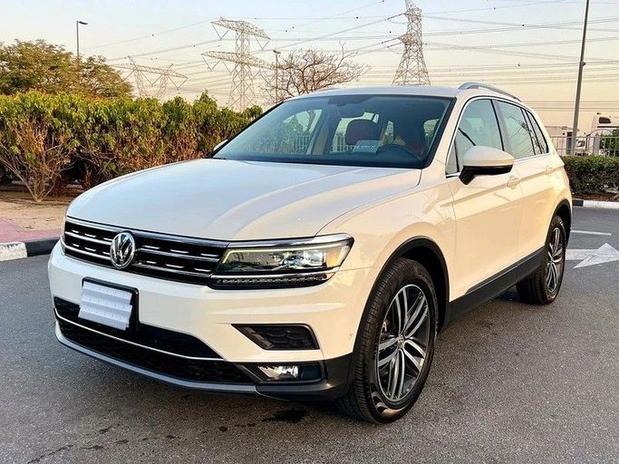 Подержанный Volkswagen Tiguan II, 2.0 л, 2019 в Дубае от Designo Cars Trading Белый цвет. GCC | AUTO.AE