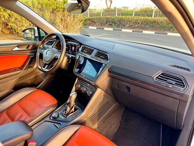 Подержанный Volkswagen Tiguan II, 2.0 л, 2019 в Дубае от Designo Cars Trading Белый цвет. GCC | AUTO.AE