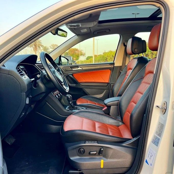 Подержанный Volkswagen Tiguan II, 2.0 л, 2019 в Дубае от Designo Cars Trading Белый цвет. GCC | AUTO.AE