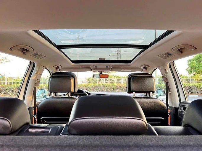 Подержанный Volkswagen Tiguan II, 2.0 л, 2019 в Дубае от Designo Cars Trading Белый цвет. GCC | AUTO.AE