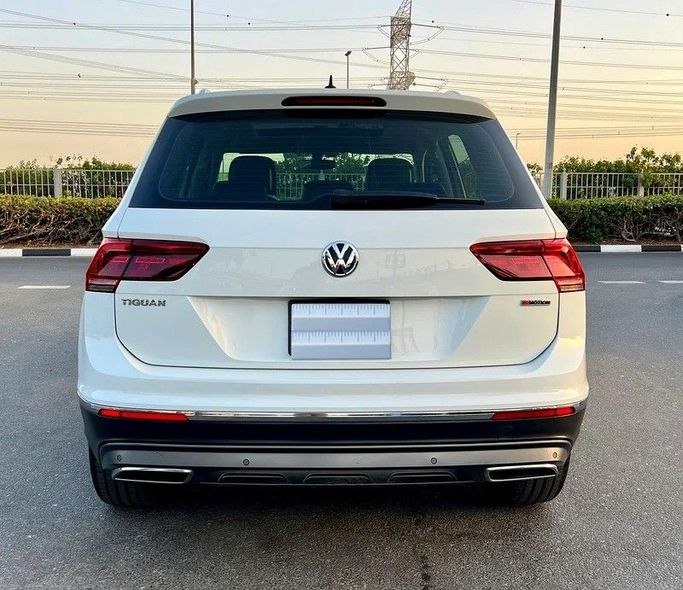 Подержанный Volkswagen Tiguan II, 2.0 л, 2019 в Дубае от Designo Cars Trading Белый цвет. GCC | AUTO.AE
