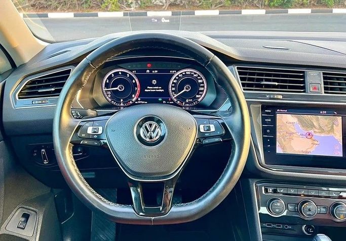 Подержанный Volkswagen Tiguan II, 2.0 л, 2019 в Дубае от Designo Cars Trading Белый цвет. GCC | AUTO.AE