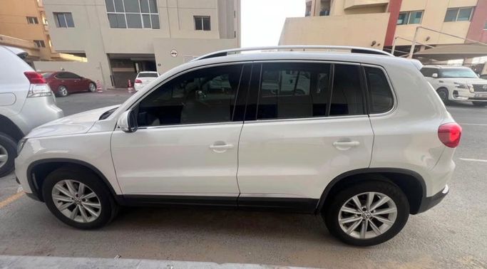Подержанный Volkswagen Tiguan I Рестайлинг, 2.0 л, 2015 в Дубае Белый цвет. GCC | AUTO.AE
