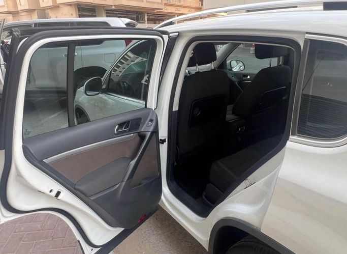 Подержанный Volkswagen Tiguan I Рестайлинг, 2.0 л, 2015 в Дубае Белый цвет. GCC | AUTO.AE