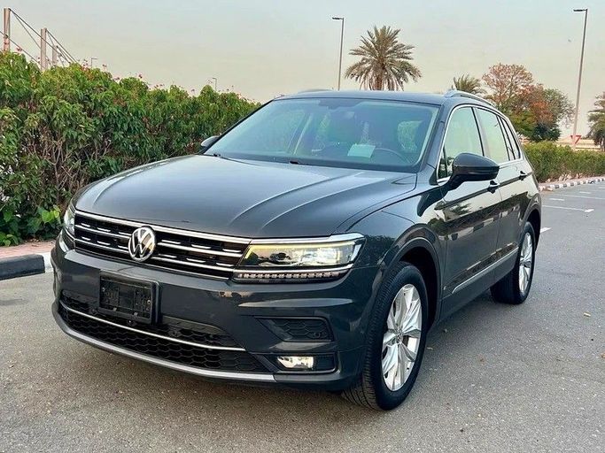 Подержанный Volkswagen Tiguan II, 2.0 л, 2018 в Дубае от Designo Cars Trading Черный цвет. GCC | AUTO.AE