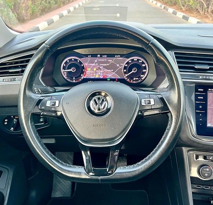 Подержанный Volkswagen Tiguan II, 2.0 л, 2018 в Дубае от Designo Cars Trading Черный цвет. GCC | AUTO.AE