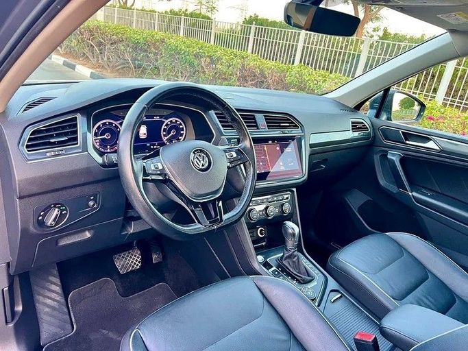 Подержанный Volkswagen Tiguan II, 2.0 л, 2018 в Дубае от Designo Cars Trading Черный цвет. GCC | AUTO.AE
