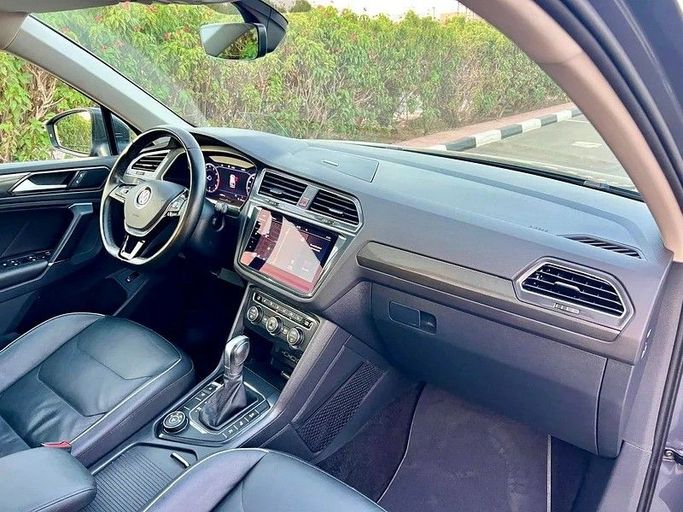 Подержанный Volkswagen Tiguan II, 2.0 л, 2018 в Дубае от Designo Cars Trading Черный цвет. GCC | AUTO.AE