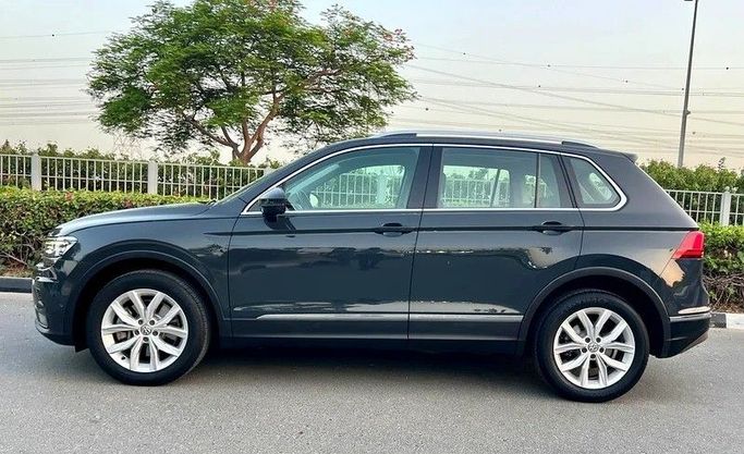 Подержанный Volkswagen Tiguan II, 2.0 л, 2018 в Дубае от Designo Cars Trading Черный цвет. GCC | AUTO.AE