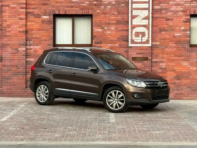 Подержанный Volkswagen Tiguan I Рестайлинг, 2.0 л, 2013 в Дубае от Morya Jeswani Cars Коричневый цвет. GCC | AUTO.AE