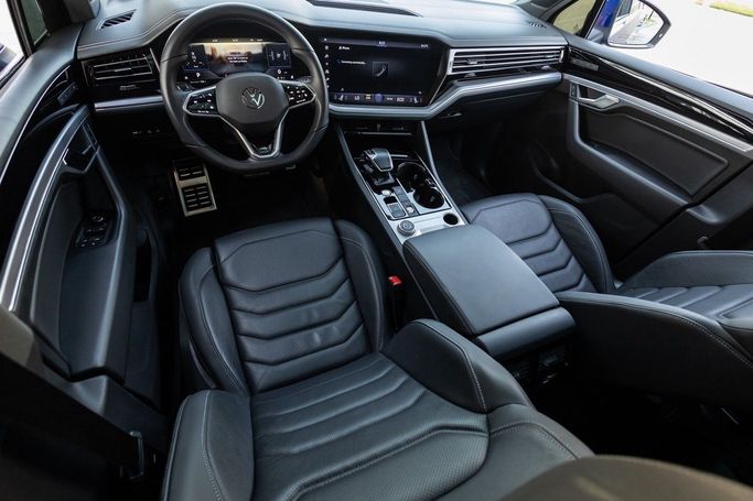 Подержанный Volkswagen Touareg III, 3.0 л, 2023 в Дубае от Linda Cars Синий цвет. GCC | AUTO.AE