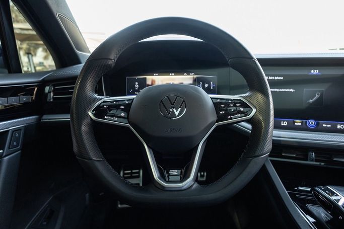 Подержанный Volkswagen Touareg III, 3.0 л, 2023 в Дубае от Linda Cars Синий цвет. GCC | AUTO.AE