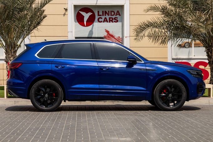 Подержанный Volkswagen Touareg III, 3.0 л, 2023 в Дубае от Linda Cars Синий цвет. GCC | AUTO.AE