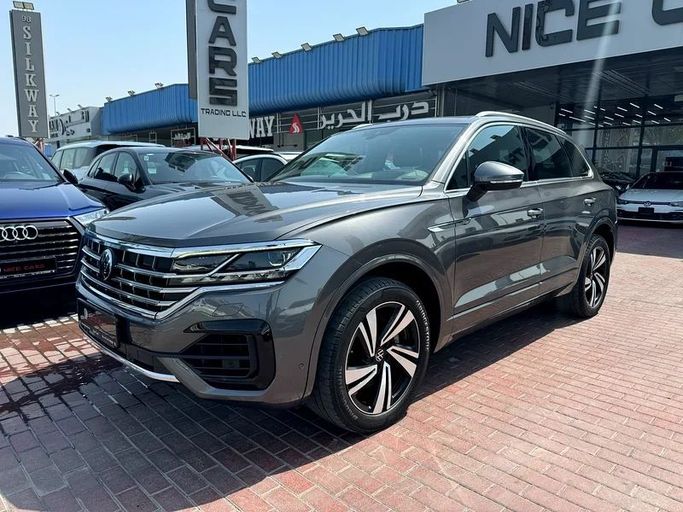 Подержанный Volkswagen Touareg III Рестайлинг, 3.0 л, 2023 в Дубае от Nice Cars Motos Серый цвет. GCC | AUTO.AE