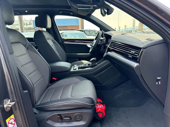 Подержанный Volkswagen Touareg III Рестайлинг, 3.0 л, 2023 в Дубае от Nice Cars Motos Серый цвет. GCC | AUTO.AE