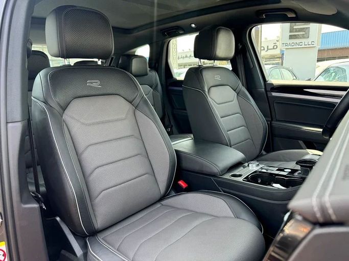 Подержанный Volkswagen Touareg III Рестайлинг, 3.0 л, 2023 в Дубае от Nice Cars Motos Серый цвет. GCC | AUTO.AE