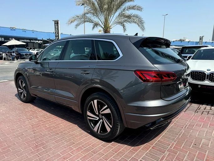 Подержанный Volkswagen Touareg III Рестайлинг, 3.0 л, 2023 в Дубае от Nice Cars Motos Серый цвет. GCC | AUTO.AE