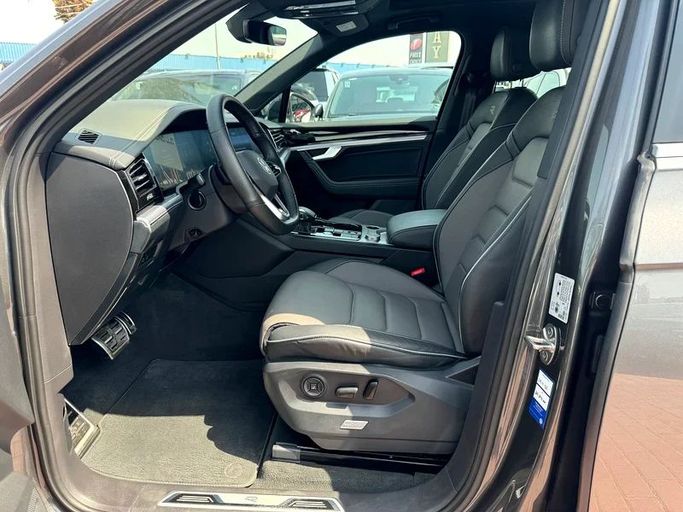 Подержанный Volkswagen Touareg III Рестайлинг, 3.0 л, 2023 в Дубае от Nice Cars Motos Серый цвет. GCC | AUTO.AE