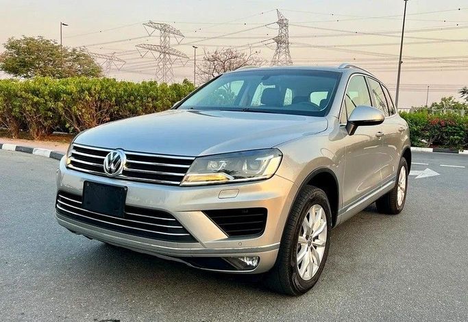 Подержанный Volkswagen Touareg II Рестайлинг, 3.6 л, 2018 в Дубае от Designo Cars Trading Серебристый цвет. GCC | AUTO.AE