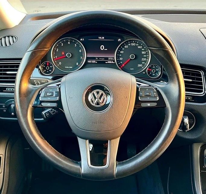 Подержанный Volkswagen Touareg II Рестайлинг, 3.6 л, 2018 в Дубае от Designo Cars Trading Серебристый цвет. GCC | AUTO.AE