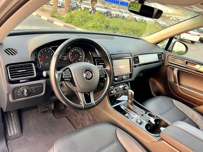 Подержанный Volkswagen Touareg II Рестайлинг, 3.6 л, 2018 в Дубае от Designo Cars Trading Серебристый цвет. GCC | AUTO.AE