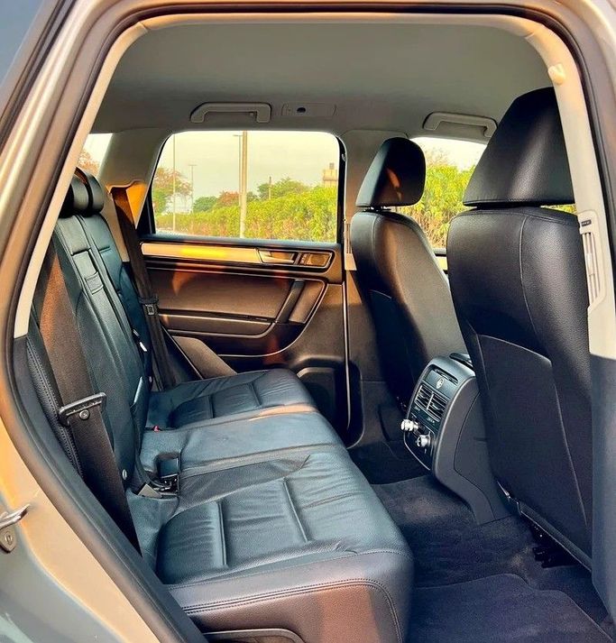 Подержанный Volkswagen Touareg II Рестайлинг, 3.6 л, 2018 в Дубае от Designo Cars Trading Серебристый цвет. GCC | AUTO.AE