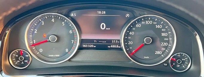 Подержанный Volkswagen Touareg II Рестайлинг, 3.6 л, 2018 в Дубае от Designo Cars Trading Серебристый цвет. GCC | AUTO.AE