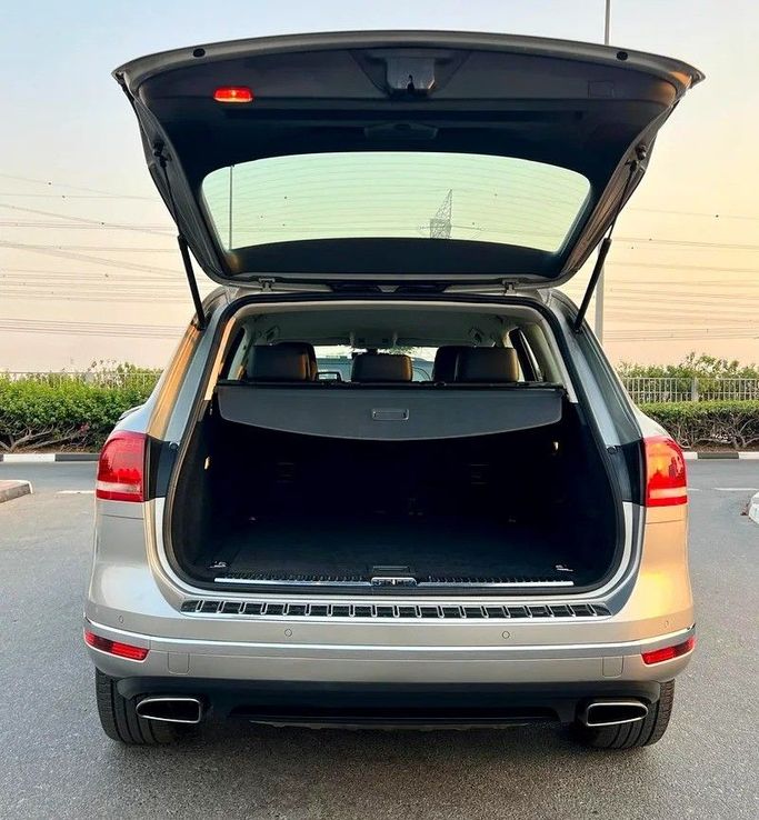 Подержанный Volkswagen Touareg II Рестайлинг, 3.6 л, 2018 в Дубае от Designo Cars Trading Серебристый цвет. GCC | AUTO.AE