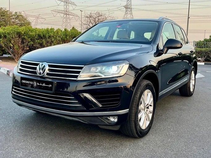 Подержанный Volkswagen Touareg II Рестайлинг, 4.2 л, 2016 в Дубае от Designo Cars Trading Черный цвет. GCC | AUTO.AE