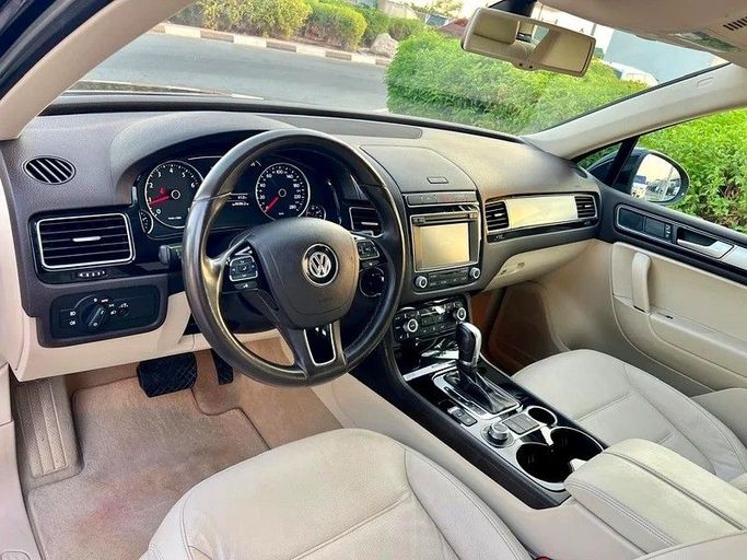 Подержанный Volkswagen Touareg II Рестайлинг, 4.2 л, 2016 в Дубае от Designo Cars Trading Черный цвет. GCC | AUTO.AE