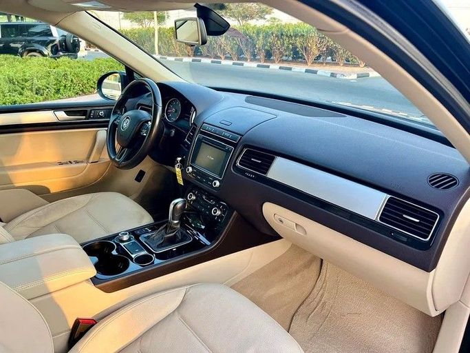 Подержанный Volkswagen Touareg II Рестайлинг, 4.2 л, 2016 в Дубае от Designo Cars Trading Черный цвет. GCC | AUTO.AE