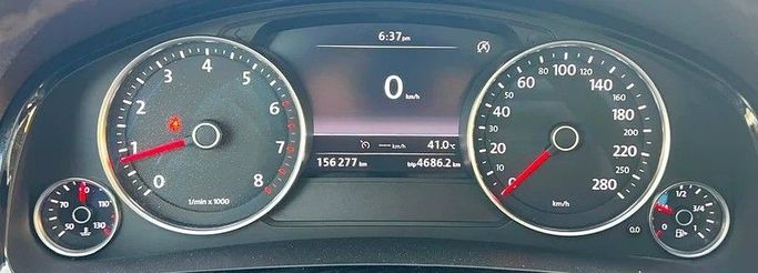 Подержанный Volkswagen Touareg II Рестайлинг, 4.2 л, 2016 в Дубае от Designo Cars Trading Черный цвет. GCC | AUTO.AE