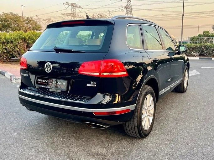 Подержанный Volkswagen Touareg II Рестайлинг, 4.2 л, 2016 в Дубае от Designo Cars Trading Черный цвет. GCC | AUTO.AE