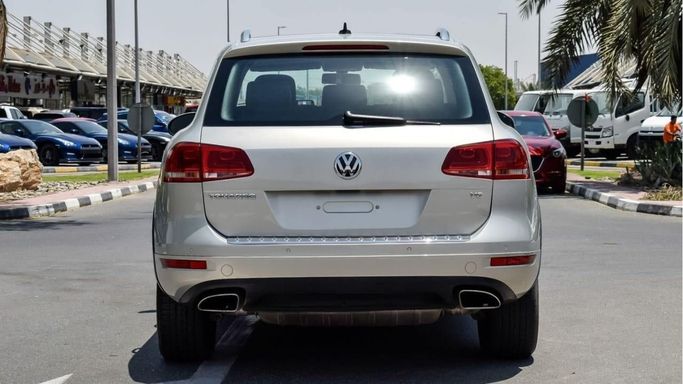 Подержанный Volkswagen Touareg II, 4.2 л, 2012 в Дубае от Al Falasi Motors Белый цвет. Other | AUTO.AE