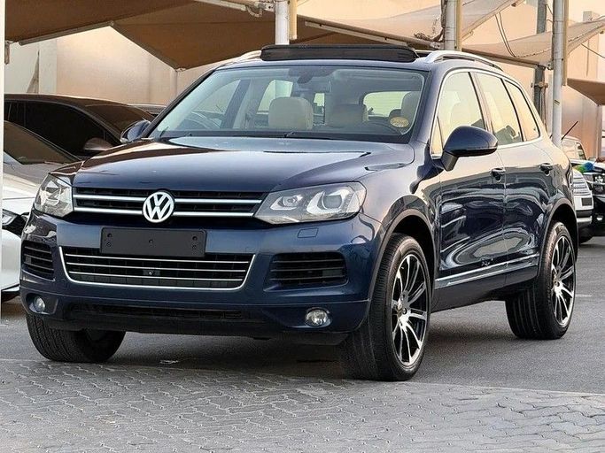 Подержанный Volkswagen Touareg II, 4.2 л, 2014 в Дубае от Al Qemah Used Cars Синий цвет. GCC | AUTO.AE