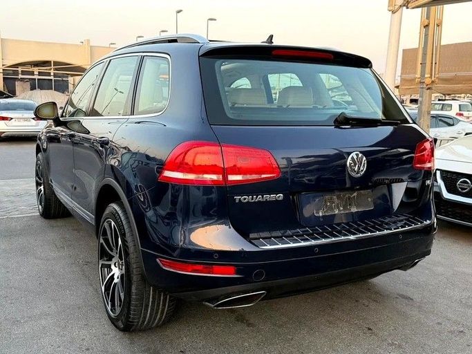 Подержанный Volkswagen Touareg II, 4.2 л, 2014 в Дубае от Al Qemah Used Cars Синий цвет. GCC | AUTO.AE