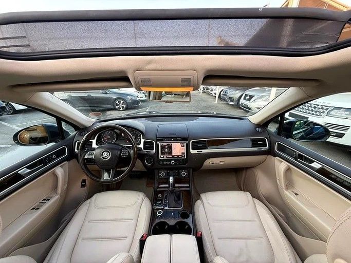 Подержанный Volkswagen Touareg II, 4.2 л, 2014 в Дубае от Al Qemah Used Cars Синий цвет. GCC | AUTO.AE