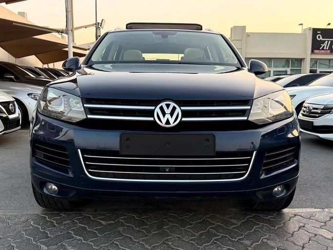 Подержанный Volkswagen Touareg II, 4.2 л, 2014 в Дубае от Al Qemah Used Cars Синий цвет. GCC | AUTO.AE