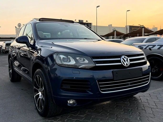 Подержанный Volkswagen Touareg II, 4.2 л, 2014 в Дубае от Al Qemah Used Cars Синий цвет. GCC | AUTO.AE